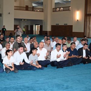 “15 Temmuz Demokrasi ve Milli Birlik Günü”nde  Necat Nasıroğlu Külliyesi Camiinde Mevlid okundu - fotoğraf 3