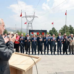 15 Temmuz mücadelemizin zirvesi, şanlı milletin zaferidir! Sn. Valimiz Ahmet Hamdi USTA, İl Protokolü, İl Müdürümüz Abdulbari AKSOY ve 15 Temmuz Demokrasi ve Milli Birlik Günü Gazileri ile birlikte Bingöl Şehitliğini ziyaret ederek karanfil bıraktılar. - fotoğraf 3