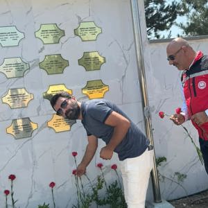 15 Temmuz mücadelemizin zirvesi, şanlı milletin zaferidir! Sn. Valimiz Ahmet Hamdi USTA, İl Protokolü, İl Müdürümüz Abdulbari AKSOY ve 15 Temmuz Demokrasi ve Milli Birlik Günü Gazileri ile birlikte Bingöl Şehitliğini ziyaret ederek karanfil bıraktılar. - fotoğraf 1