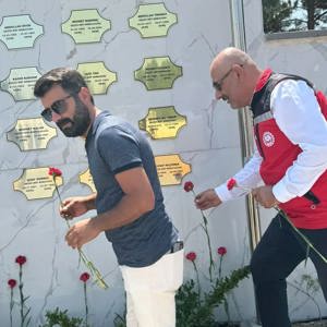 15 Temmuz mücadelemizin zirvesi, şanlı milletin zaferidir! Sn. Valimiz Ahmet Hamdi USTA, İl Protokolü, İl Müdürümüz Abdulbari AKSOY ve 15 Temmuz Demokrasi ve Milli Birlik Günü Gazileri ile birlikte Bingöl Şehitliğini ziyaret ederek karanfil bıraktılar. - fotoğraf 2