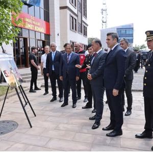 Valimiz Sayın Ahmet Hamdi USTA, İl Protokolü, İl Müdürümüz Abdulbari AKSOY ve kıymetli Gazilerimizle ile birlikte "15 Temmuz Demokrasi ve Milli Birlik Günü" temalı Resim ve Görsel Sanatlar Sergisini gezdiler. - fotoğraf 1
