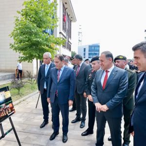 Valimiz Sayın Ahmet Hamdi USTA, İl Protokolü, İl Müdürümüz Abdulbari AKSOY ve kıymetli Gazilerimizle ile birlikte "15 Temmuz Demokrasi ve Milli Birlik Günü" temalı Resim ve Görsel Sanatlar Sergisini gezdiler. - fotoğraf 2
