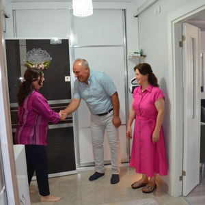 Sayın Valimizin eşi Elif MAKAS Hanımefendi ve İl Müdürümüz Sayın Çiğdem AÇIKYILDIZ KAZEL, ilimizdeki koruyucu ailelerimize ziyarette bulundular. - fotoğraf 2