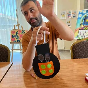 İl Müdürlüğümüze bağlı Bingöl Gündüz Bakım, Rehabilitasyon ve Aile Danışma Merkezimizde hizmet gören engelli bireylerimiz ile birlikte Resim  kursunda çeşitli etkinlikler yapılarak eğlenceli vakit geçirdiler. - fotoğraf 3