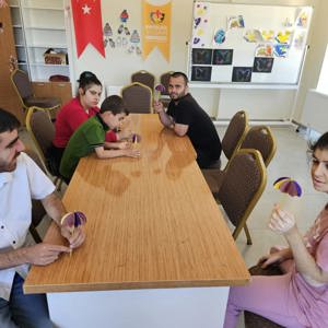 İl Müdürlüğümüze bağlı Bingöl Gündüz Bakım, Rehabilitasyon ve Aile Danışma Merkezimizde hizmet gören engelli bireylerimiz ile birlikte Resim  kursunda çeşitli etkinlikler yapılarak eğlenceli vakit geçirdiler. - fotoğraf 2