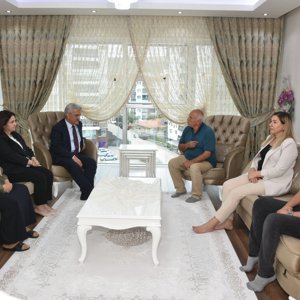 Sayın Valimiz Mehmet MAKAS, eşi Elif MAKAS Hanımefendi ve İl Müdürümüz Sayın Çiğdem AÇIKYILDIZ KAZEL kahraman Şehidimizin ailesini ziyaret ettiler. - fotoğraf 1