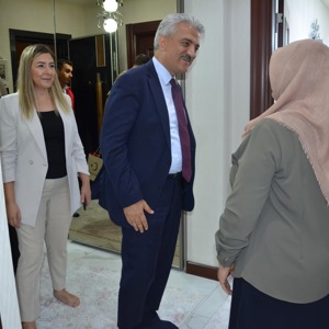 Sayın Valimiz Mehmet MAKAS, eşi Elif MAKAS Hanımefendi ve İl Müdürümüz Sayın Çiğdem AÇIKYILDIZ KAZEL kahraman Şehidimizin ailesini ziyaret ettiler. - fotoğraf 2