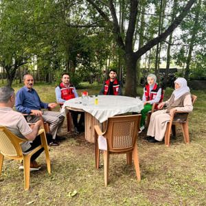 İl Müdürlüğümüze bağlı Karlıova SHM Müdürümüz Murat KUŞ ve Şehit Gazi Birimi ile birlikte Karlıova ilçesinde ikamet eden Şehit Hacı ALAN’nın kıymetli ailesini ziyaret ettiler. - fotoğraf 1