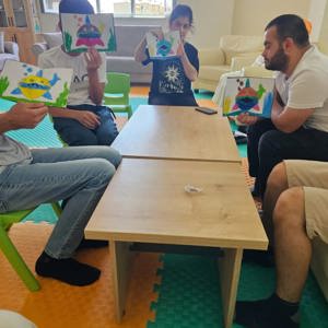 İl Müdürlüğümüze bağlı Bingöl Gündüz Bakım, Rehabilitasyon ve Aile Danışma Merkezimizde hizmet gören engelli bireylerimiz ile birlikte Resim ve Takı Tasarım kursunda çeşitli etkinlikler yapılarak eğlenceli vakit geçirdiler. - fotoğraf 1