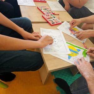 İl Müdürlüğümüze bağlı Bingöl Gündüz Bakım, Rehabilitasyon ve Aile Danışma Merkezimizde hizmet gören engelli bireylerimiz ile birlikte Resim ve Takı Tasarım kursunda çeşitli etkinlikler yapılarak eğlenceli vakit geçirdiler. - fotoğraf 3