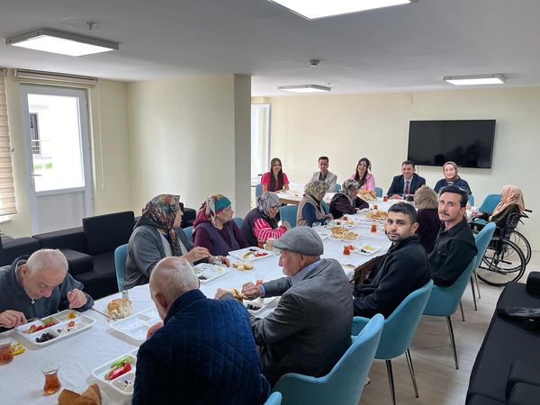 Bayram namazı sonrası huzurevi sakinlerimiz ve personellerimizle kahvaltı sofrasında Aile’mizle buluşup, İl Müdürümüz Mahmut ÇETİNKAYA’nın selamlarını ileterek bayramlarını tebrik ettik 