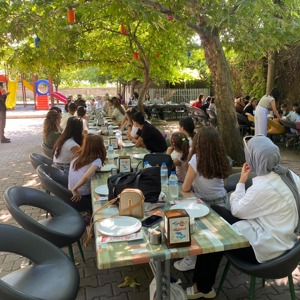 Sayın Valimizin eşi Elif MAKAS Hanımefendi ve İl Müdürümüz Sayın Çiğdem AÇIKYILDIZ KAZEL, çocuklarımız ile kahvaltı programında bir araya geldiler. - fotoğraf 3