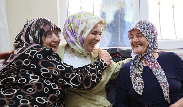 Minister of Family and Social Services Mahinur Özdemir Göktaş paid a visit to the nursing homes in Aydın.