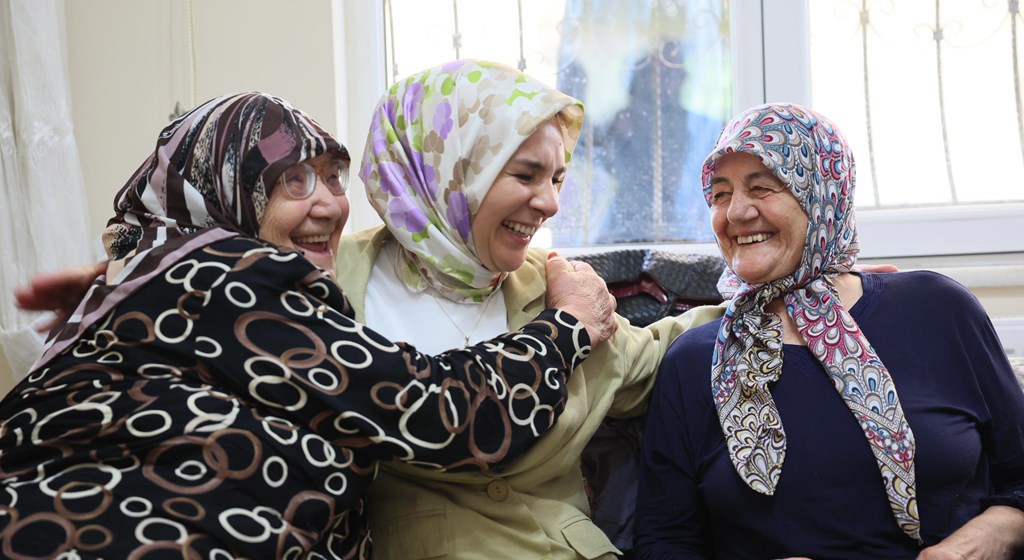Minister of Family and Social Services Mahinur Özdemir Göktaş paid a visit to the nursing homes in Aydın.