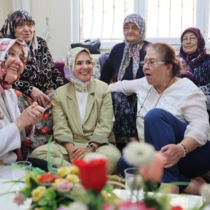 Minister of Family and Social Services Mahinur Özdemir Göktaş paid a visit to the nursing homes in Aydın. - fotoğraf 4
