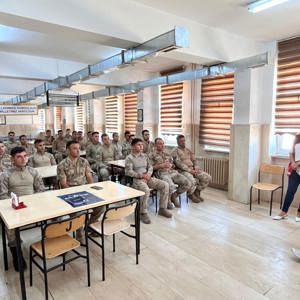Yedisu ilçe jandarma komutanlığında görev yapan personellere yönelik ''Aile içi ve Kadına Yönelik Şiddetle Mücadele'' konulu eğitim verildi. - fotoğraf 1