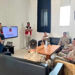 Kiğı İlçe Jandarma, Bilice Karakolu ve Açık Güney Karakolunda görevli Er ve Erbaşlara yönelik Kadına Yönelik Şiddetle Mücadele Eğitimi verilmiştir. - fotoğraf 2