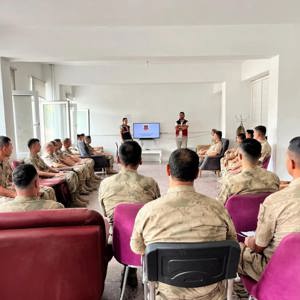 Kiğı İlçe Jandarma, Bilice Karakolu ve Açık Güney Karakolunda görevli Er ve Erbaşlara yönelik Kadına Yönelik Şiddetle Mücadele Eğitimi verilmiştir. - fotoğraf 1