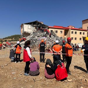 Afet anında ilk dakikadan itibaren sahada olan afetten etkilenen kişilere yönelik uzman personeller ile psiko-sosyal destek hizmeti sunan ekiplerimiz Bingöl Valiliği Koordinasyonunda gerçekleştirilen Bingöl Depremi Saha Tatbikatında görev almıştır. - fotoğraf 4