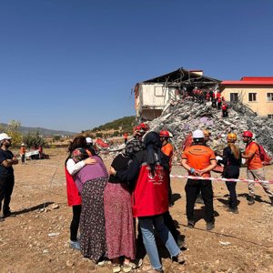 Afet anında ilk dakikadan itibaren sahada olan afetten etkilenen kişilere yönelik uzman personeller ile psiko-sosyal destek hizmeti sunan ekiplerimiz Bingöl Valiliği Koordinasyonunda gerçekleştirilen Bingöl Depremi Saha Tatbikatında görev almıştır. - fotoğraf 2