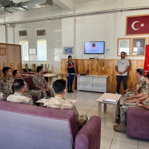Şiddet Önleme ve İzleme Merkezi Müdürlüğü personeli Mahsun TUTAR tarafından Karlıova İlçesinde bulunan Kalencik ve Yiğitler Jandarma Karakollarında görev yapan personellere Kadına Yönelik Şiddetle Mücadele Eğitimi gerçekleştirilmiştir. - fotoğraf 1