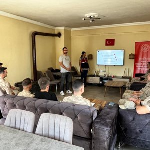 Şiddet Önleme ve İzleme Merkezi Müdürlüğü personeli Mahsun TUTAR tarafından Karlıova İlçesinde bulunan Kalencik ve Yiğitler Jandarma Karakollarında görev yapan personellere Kadına Yönelik Şiddetle Mücadele Eğitimi gerçekleştirilmiştir. - fotoğraf 2