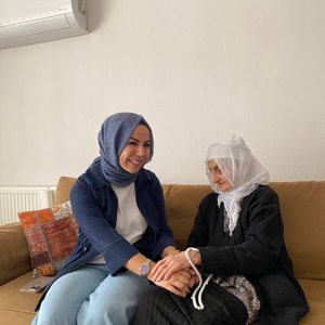 1994 yılında şehit olan Şehidimiz Hüseyin GÜNDOĞDU’ nun kıymetli eşi 91 yaşındaki asırlık Çınar Rabia Teyzemizi ziyaret ederek hem tecrübelerinden hem dualarından istifade ettik.  Şehidimizin ruhu şad makamı âli olsun  - fotoğraf 2