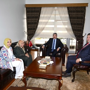 86 Yaşında Okuma Yazma Öğrenen Ayşe Aydoğan’a Okuma-Yazma Belgesi Vali Dr. Erdinç Yılmaz Tarafından Takdim Edildi - fotoğraf 1
