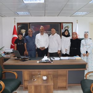 Muş Ziyaret Köyü muhtarı Hüseyin SEVİNÇ ve Bingöl Kültür Mahallesi muhtarı Ali BOZKURT ile Bingöl Üniversitesini kazanan Muş’lu öğrencilerimiz İl Müdürümüz Abdulbari AKSOY’ u makamında ziyaret ettiler. - fotoğraf 1