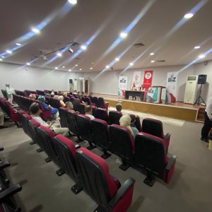 Ayrılma Problemi, Sorumluluklar, Aşırı Korumacılık, Rutin Oluşturma ve Akran Zorbalığı konularında Merkez Sosyal Hizmet Merkezinde görev yapan personeller tarafından eğitim verilmiştir. - fotoğraf 2