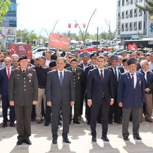 19 Eylül Gaziler Günü münasebetiyle düzenlenen programdan Valilimiz Binası önünde Çelenk Sunma Töreni - fotoğraf 9