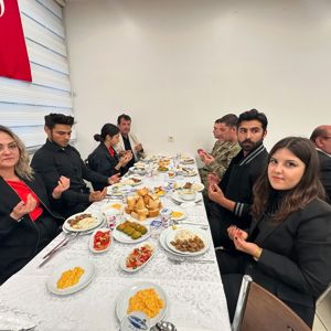 Aziz Şehitlerimizin Kıymetli Aileleri Ve Kahraman Gazilerimiz Onuruna Yemek Programı Düzenlendi - fotoğraf 13