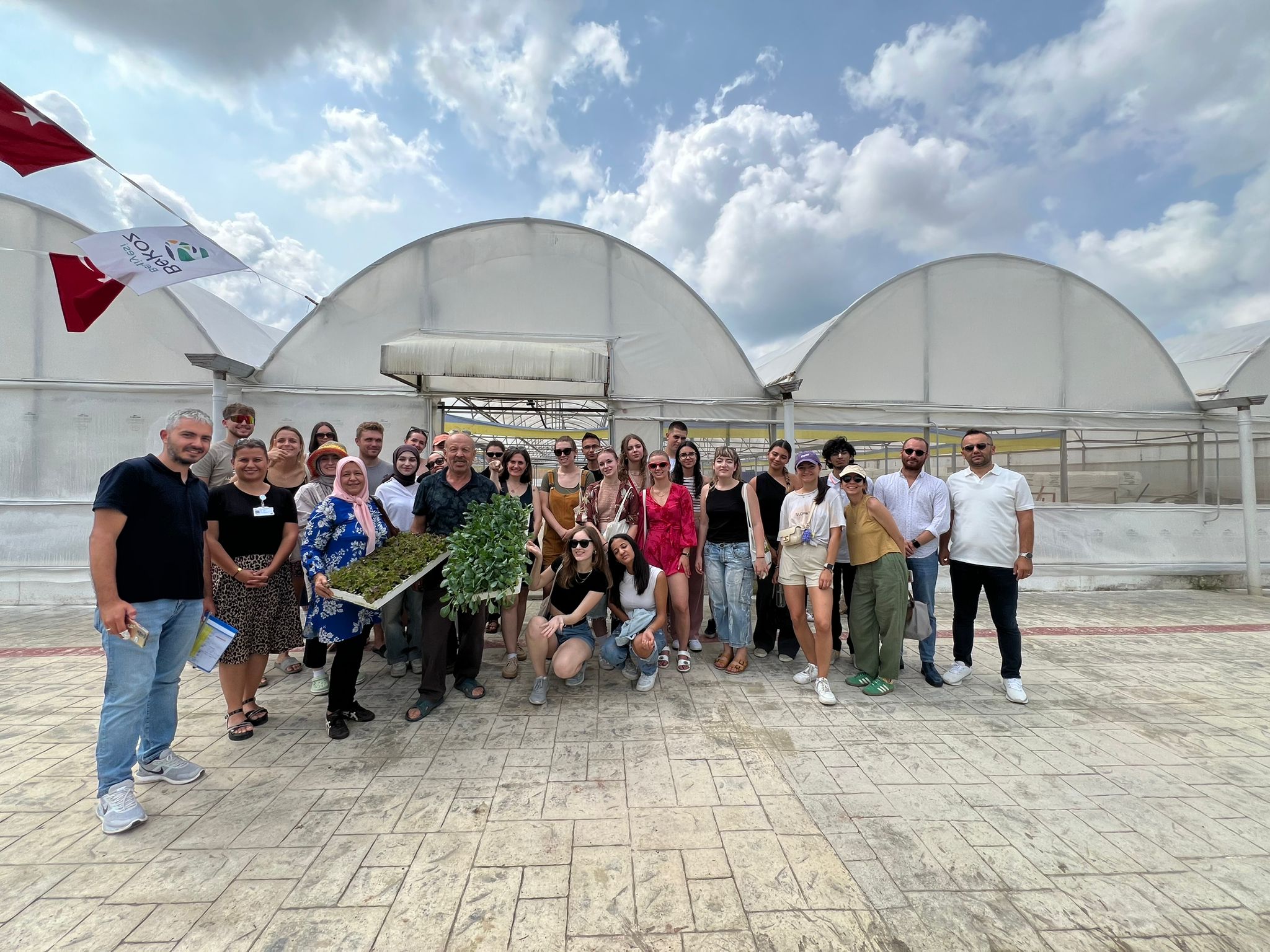 Dezavantajlı Gençlerin Permakültür ile İyi Olma Hallerinin Artırılması isimli AB Projemiz kapsamında  Ukrayna ,Romanya Slovakya ve Çek Cumhuriyeti ‘nden gelen akranlarıyla buluştular.