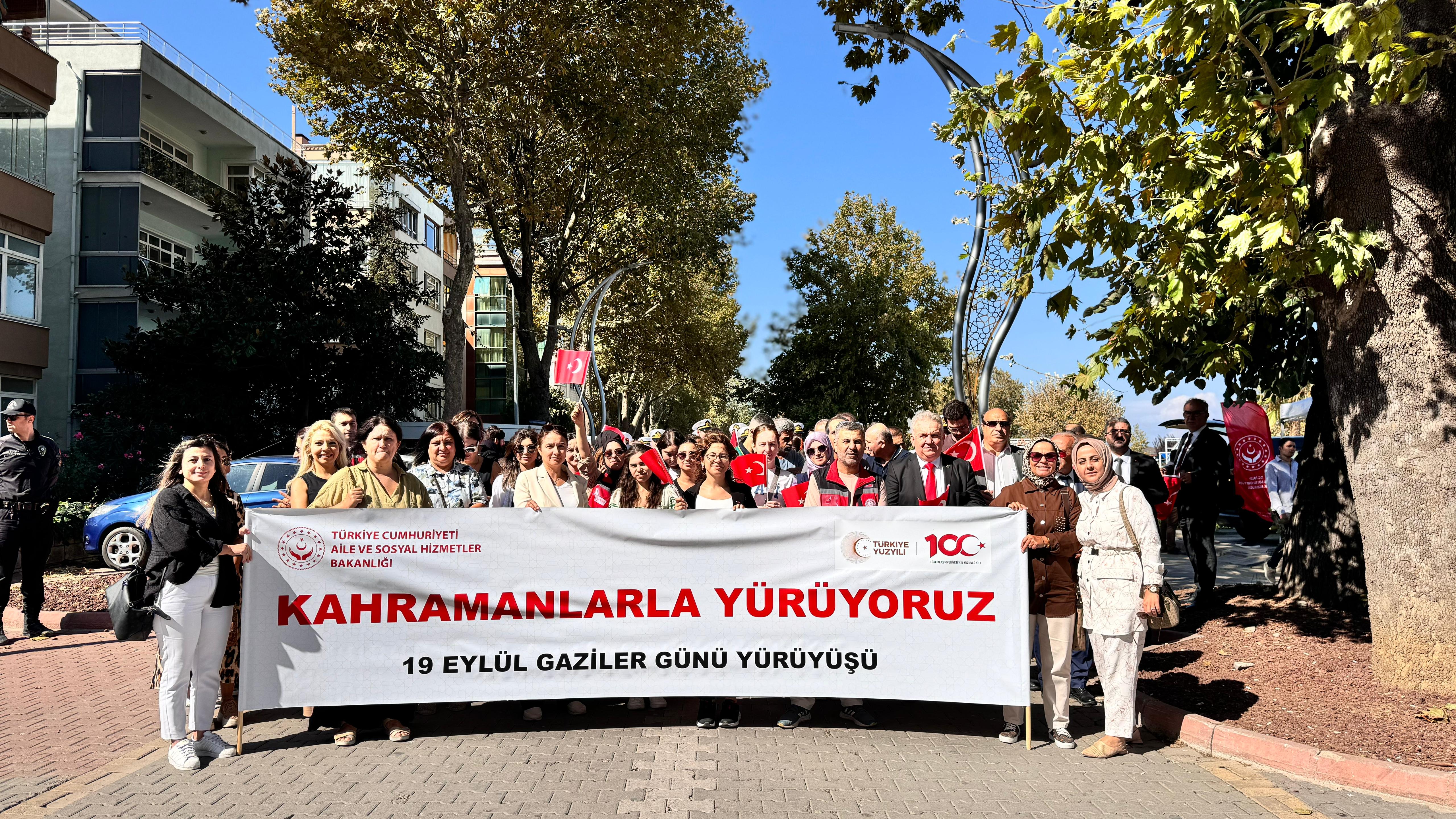 19 Eylul Gaziler Gunu vesilesiyle “Kahramanlarla Yuruyoruz” kortej yuruyusu duzenlendi