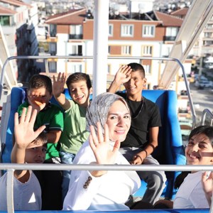 Aile ve Sosyal Hizmetler Bakanımız Göktaş, yetim depremzede çocuklarla lunaparka gitti - fotoğraf 1