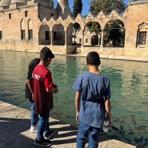 Yarınlarımızın teminatı olan gençlerimiz Şanlıurfa ilimizde geziye giderek Balıklı Göl'ün tarihini ve kültürel zenginliklerimizi tanıma fırsatı buldular. - fotoğraf 2