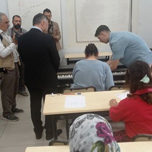  "Engelli Dostu Üniversite" protokolü kapsamında Piyano Kursuna devam eden 3 özel gereksinimli bireye eğitim - fotoğraf 1