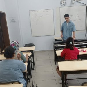  "Engelli Dostu Üniversite" protokolü kapsamında Piyano Kursuna devam eden 3 özel gereksinimli bireye eğitim - fotoğraf 3