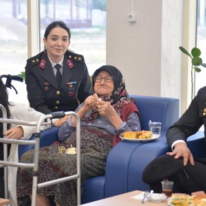 Jandarma Komando Eğitim Merkez Komutanından Huzurevimize Ziyaret - fotoğraf 6