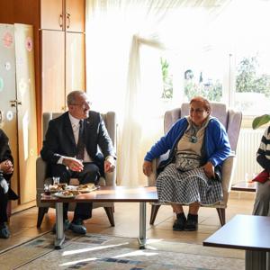 Valimiz Sayın Doç. Dr. Ömer TORAMAN ve Eşi Hanımefendi Neşe TORAMAN Huzurevimizi ve Çocuk Evlerini ziyaret etti.  - fotoğraf 2