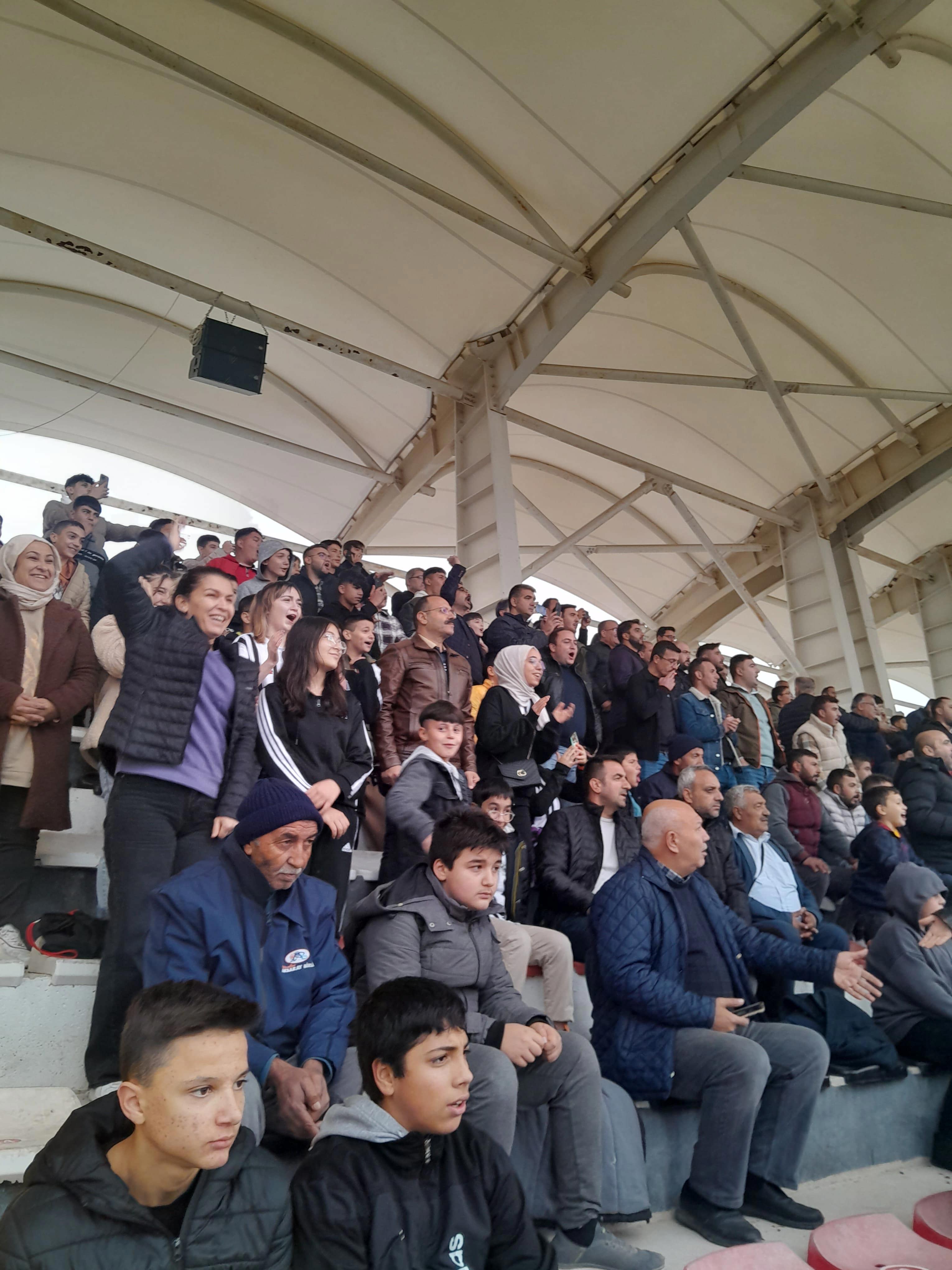 BİZİM ÇOCUKLARLA TRİBÜNDE FUTBOL MAÇI HEYECANI YAŞADIK! - fotoğraf 2