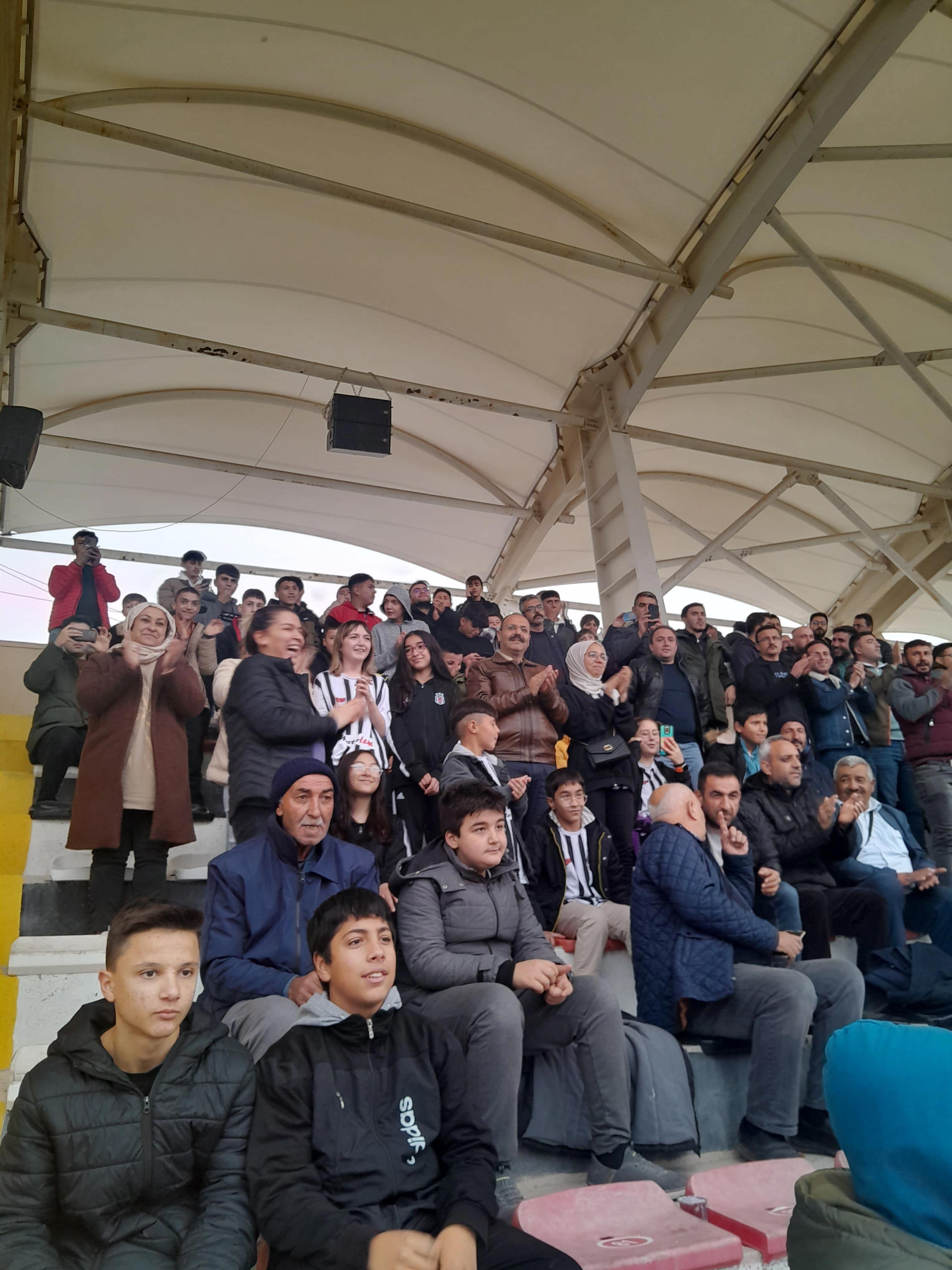 BİZİM ÇOCUKLARLA TRİBÜNDE FUTBOL MAÇI HEYECANI YAŞADIK! - fotoğraf 3