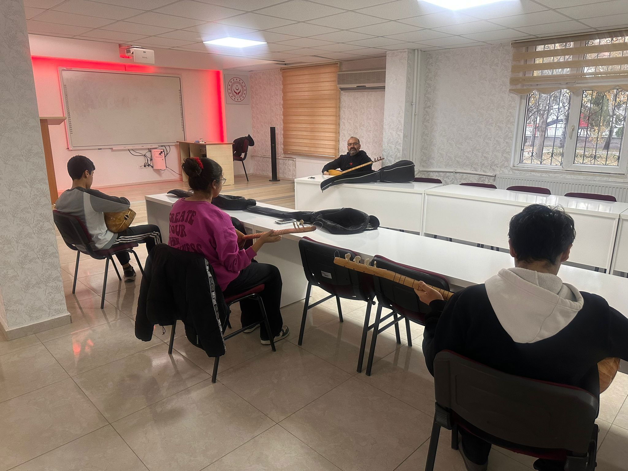 ''Gelecekte Gençlik Var 2 Projesi'' kapsamında bağlama kursumuz devam ediyor. - fotoğraf 1