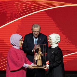 Cumhurbaşkanı Erdoğan ve Aile ve Sosyal Hizmetler Bakanımız Göktaş, "Kadına Yönelik Şiddete Karşı Uluslararası Mücadele Günü" programına katıldı - fotoğraf 3