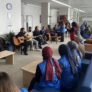 Kağan Talip Tığlı Gençlik Merkezinden Güldal Akşit Huzurevimize Ziyaret - fotoğraf 1