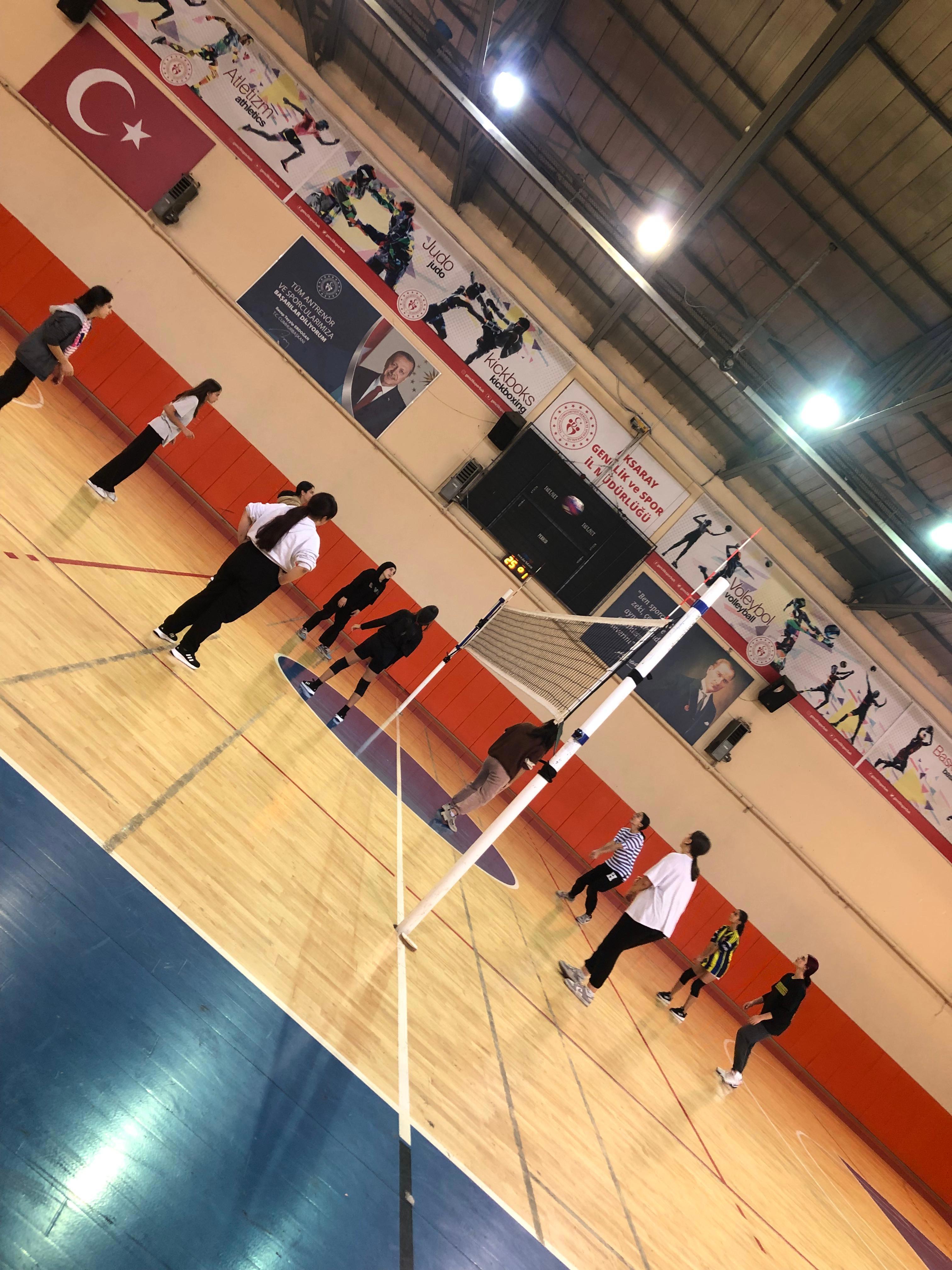 ''Gelecekte Gençlik Var 2 Projesi'' Kapsamında Başlatılan Voleybol Kursumuz Devam Ediyor. - fotoğraf 6