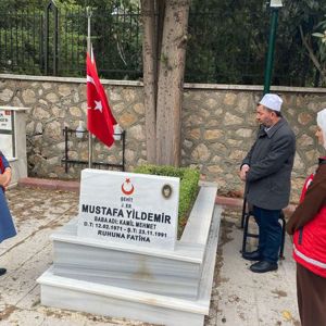 Şehitlerimize Minnetle Kabirleri Başında Dualar Edildi - fotoğraf 1