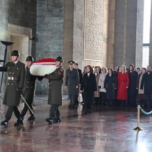 Bakanımız Göktaş, Türk Kadınına Seçme ve Seçilme Hakkı Verilmesinin 90’ıncı Yıl Dönümünde Anıtkabir'i Ziyaret Etti - fotoğraf 4