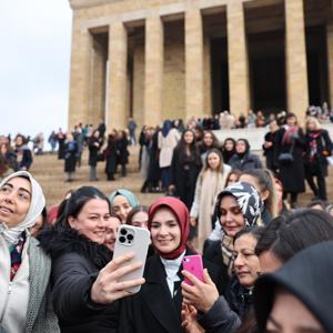 Bakanımız Göktaş, Türk Kadınına Seçme ve Seçilme Hakkı Verilmesinin 90’ıncı Yıl Dönümünde Anıtkabir'i Ziyaret Etti - fotoğraf 8
