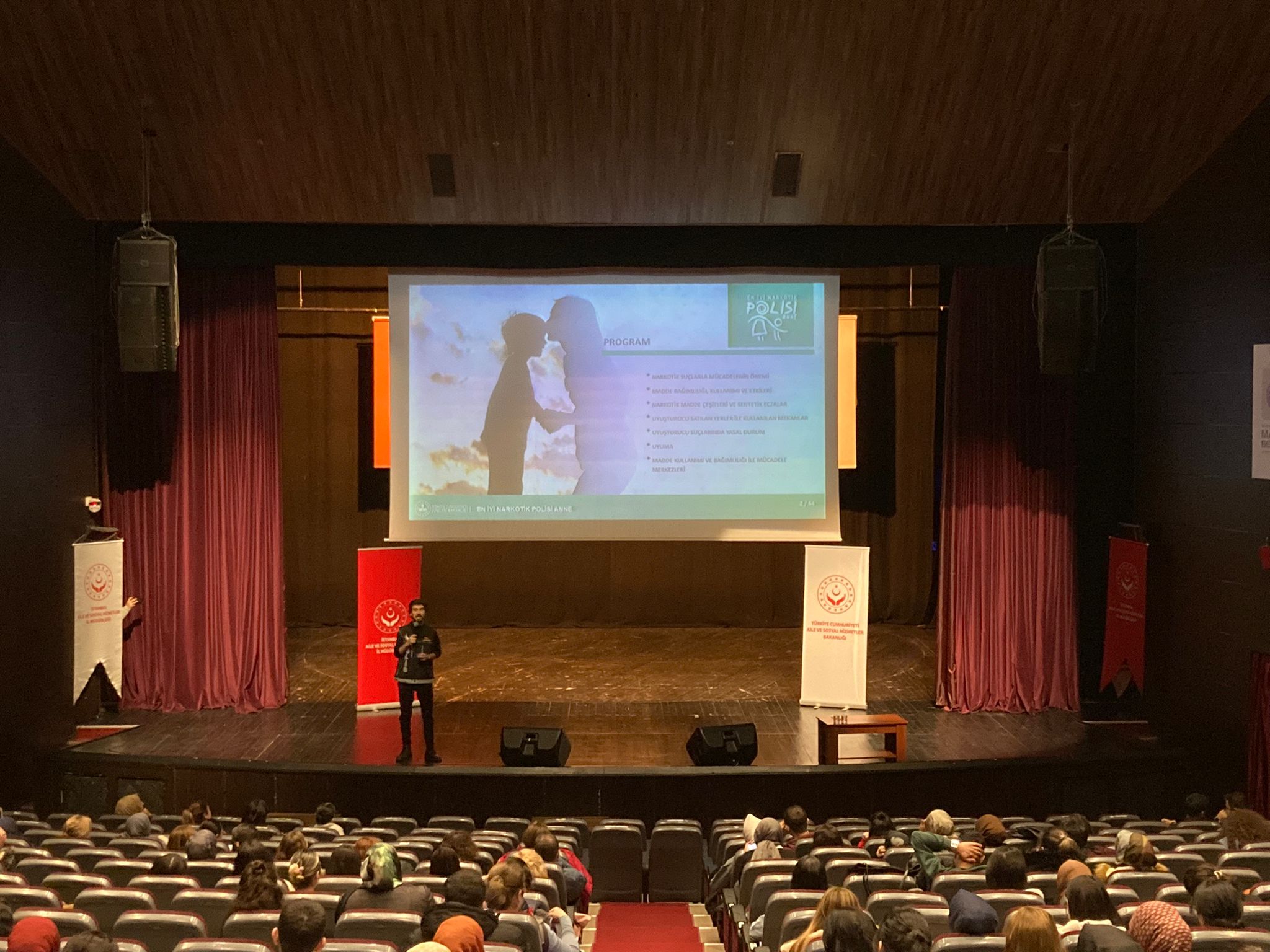 Maltepe İlçe Emniyet Müdürlüğü 'Narkotik Eğitimi ve UYUMA Aplikasyonu' ile Siber Suçlarla Mücadele personelince 'Güvenli İnternet Kullanımı' eğitimi verilmiştir.